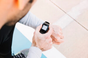 Hombre usando un smartwatch